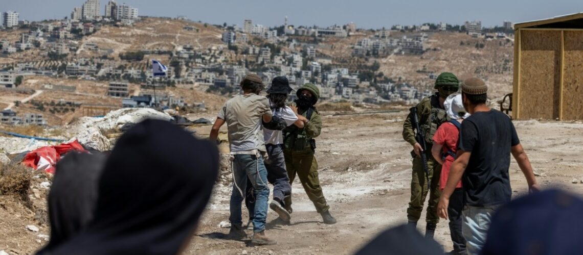 Colonos israelíes atacan a fotógrafo de AFP durante protesta en Cisjordania