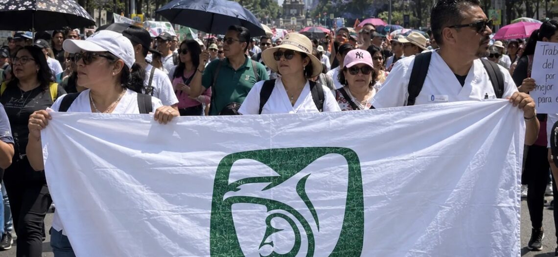 Trabajadores del IMSS mantienen protestas por salarios bajos y desabasto