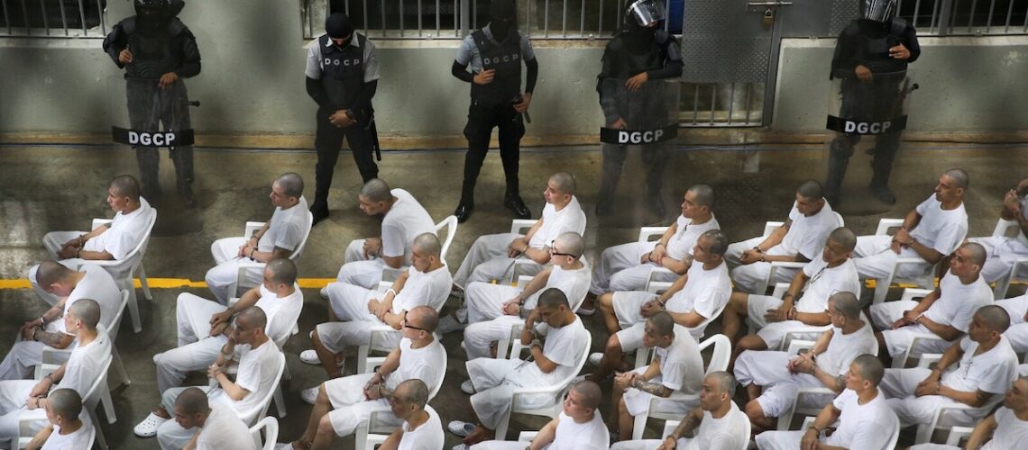 El Salvador mantiene sin juicio a casi 82 mil detenidos durante el régimen