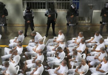 El Salvador mantiene sin juicio a casi 82 mil detenidos durante el régimen