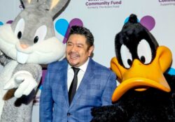 Muere Eric Bauza, actor de voz en inglés de Bugs Bunny y otros Looney Tunes