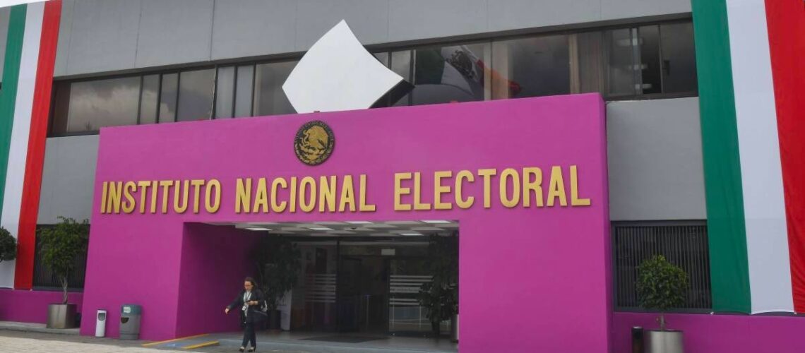 Sheinbaum pide al INE aclarar irregularidades en contratos de proveedores