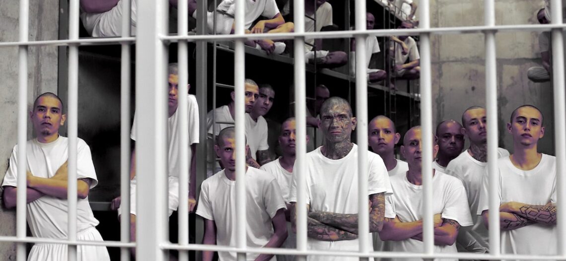 Bukele evalúa libertad condicional para reos que colaboraron con pandillas