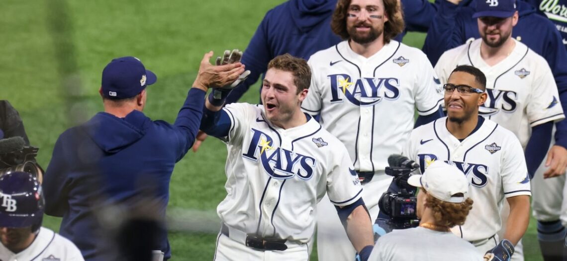Rays vence a Brewers en doce entradas y evita barrida en Serie Mundial