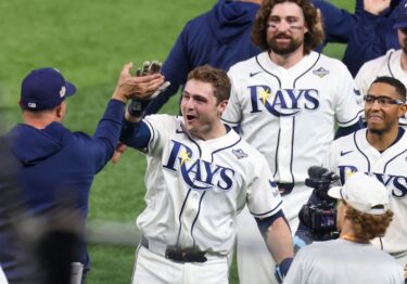 Rays vence a Brewers en doce entradas y evita barrida en Serie Mundial