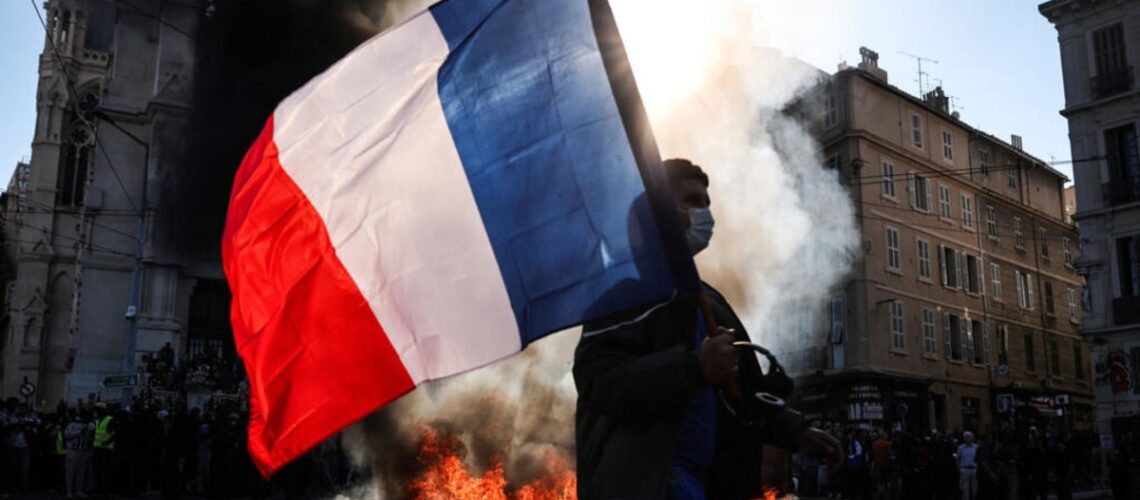 Francia aplica toques de queda en varias ciudades para frenar los saqueos