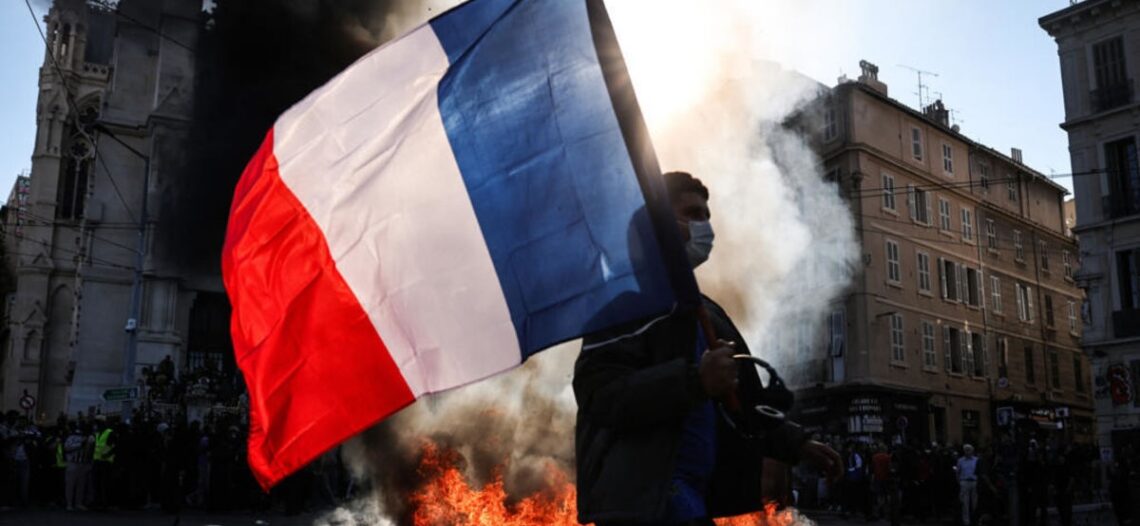 Francia aplica toques de queda en varias ciudades para frenar los saqueos