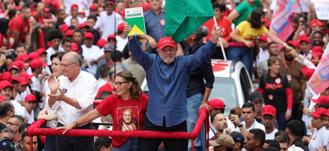 Lula celebra triunfo en Brasil y anuncia que buscará regular redes sociales