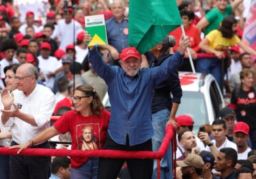 Lula celebra triunfo en Brasil y anuncia que buscará regular redes sociales